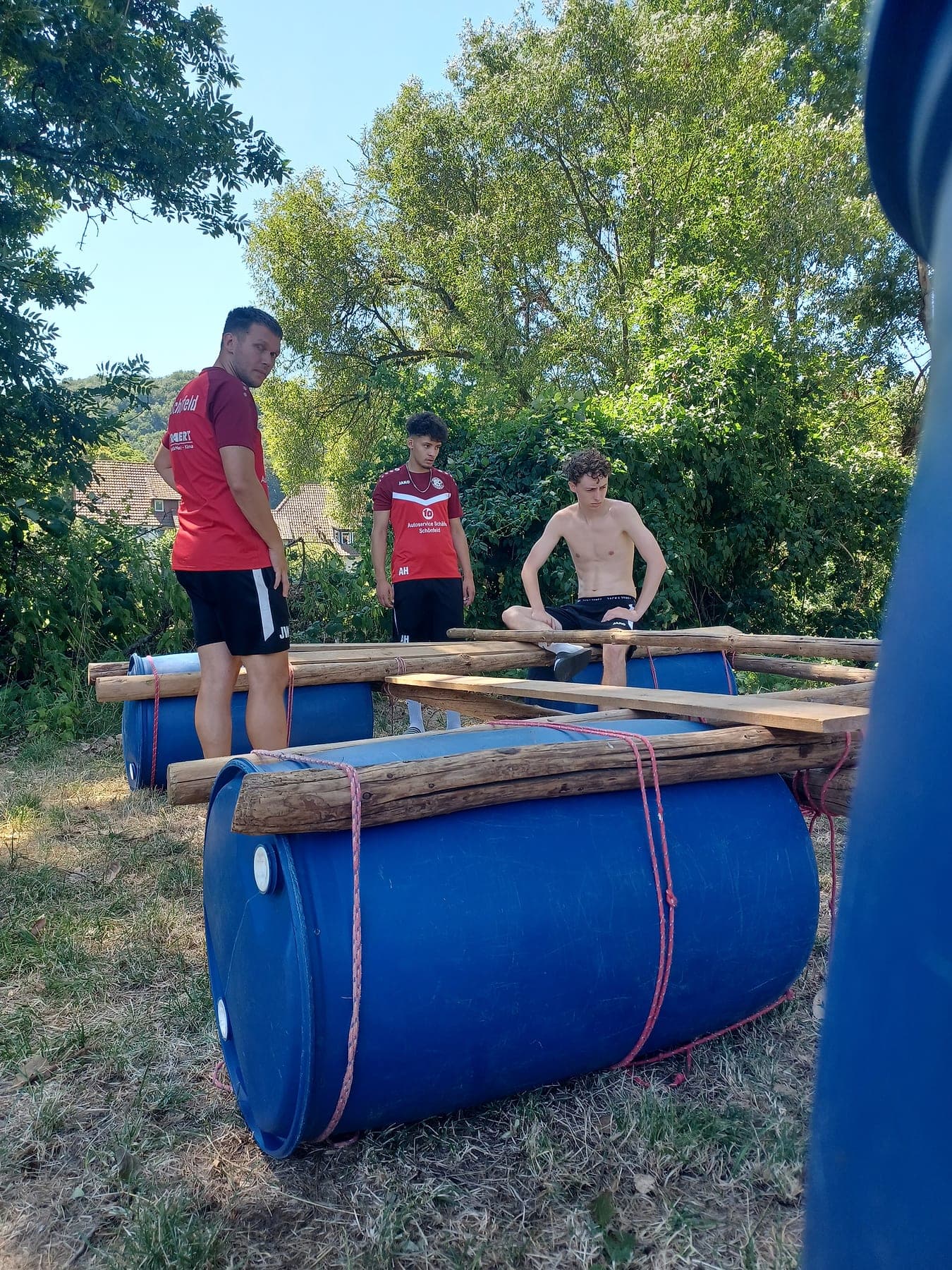 Gruppe beim Floßbau