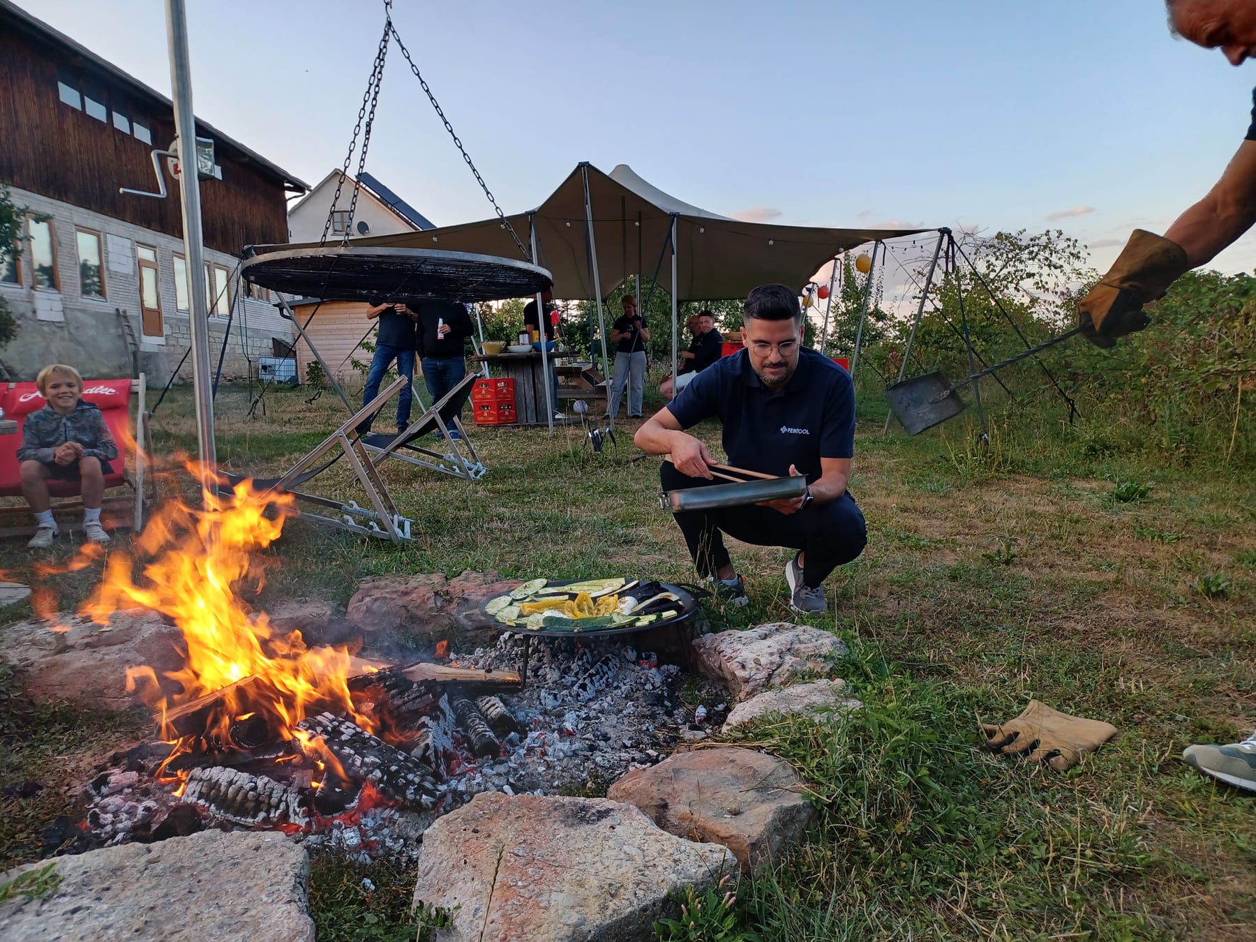 Feuerstelle auf dem Gelände des Bobachshofs am Abend