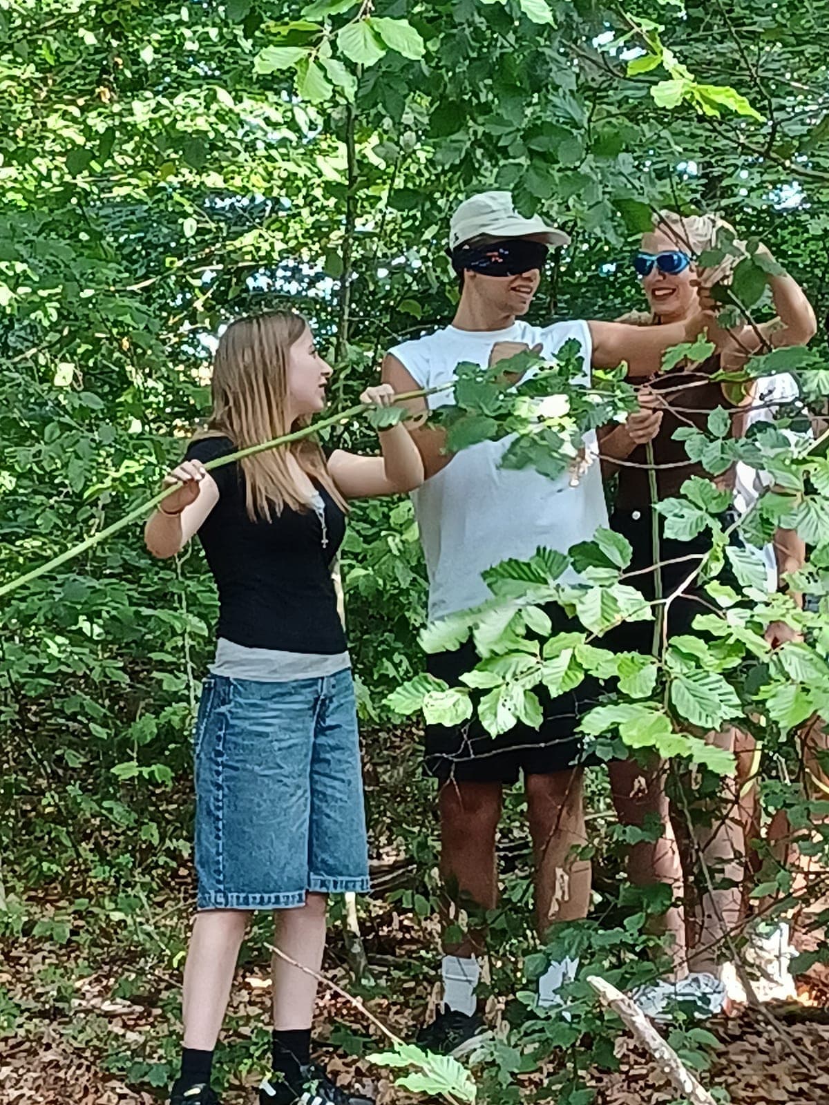Blindführung als Teamübung im Wald